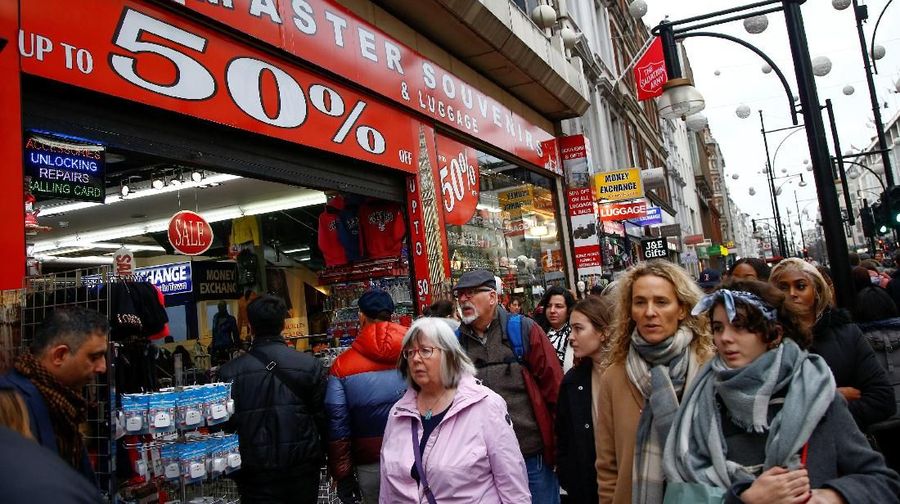 Pusat belanja Oxford Street di London mengalami peninggkatan 15 persen dari tahun ke tahun dan diperkirakan 50 juta pound ($ 63 juta)