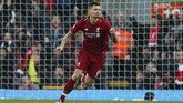Bek Liverpool Dejan Lovren membuka gol keunggulan Liverpool ke gawang Newcastle United pada menit ke-11 dengan memanfaatkan bola liar. (Reuters/Lee Smith)