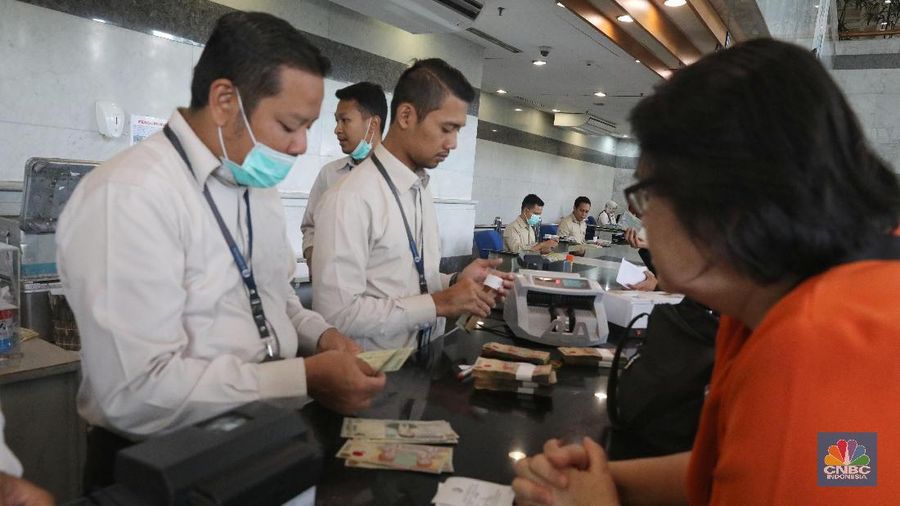 Petugas penukaran uang lama melayani nasabah di kantor Pusat Bank Indonesia, Jakarta, Kamis, (27/12/2018). Bank Indonesia (BI) memberikan waktu kepada masyarakat untuk menukarkan empat pecahan uang kertas tahun emisi 1998 dan 1999 hingga 30 Desember 2018.