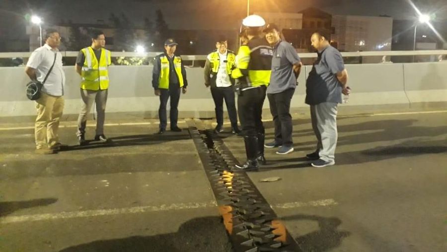 Flyover yang berada di ruas Jalan Nasional Non-Tol Lingkar Barat Jakarta Barat dilaporkan retak pada Rabu (26/12/2018).