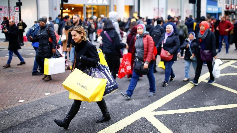 Pusat belanja Oxford Street di London mengalami peninggkatan 15 persen dari tahun ke tahun dan diperkirakan 50 juta pound ($ 63 juta)