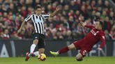 Xherdan Shaqiri mencoba menggagalkan upaya pemain Newcastle United Yoshinori Muto. Shaqiri mencetak gol ketiga The Reds pada menit ke-79. (Reuters/Lee Smith)