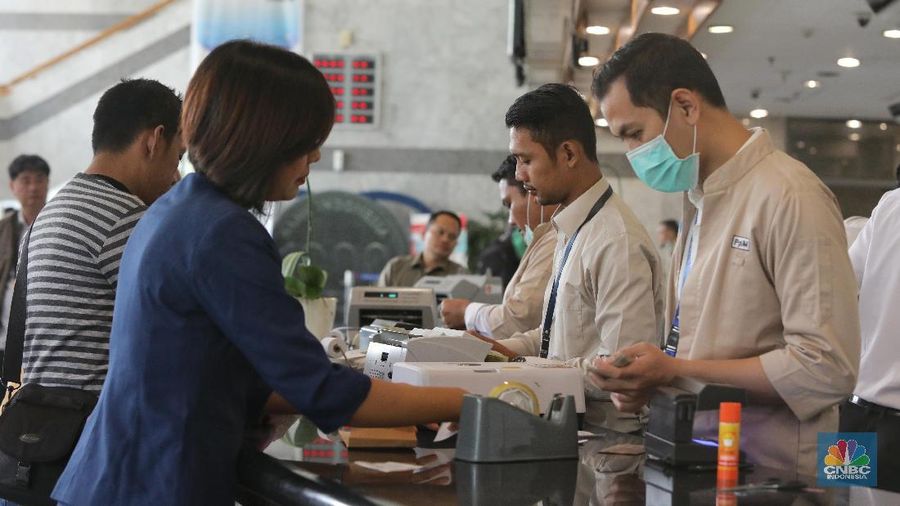Petugas penukaran uang lama melayani nasabah di kantor Pusat Bank Indonesia, Jakarta, Kamis, (27/12/2018). Bank Indonesia (BI) memberikan waktu kepada masyarakat untuk menukarkan empat pecahan uang kertas tahun emisi 1998 dan 1999 hingga 30 Desember 2018. (CNBC Indonesia/Andrean Kristianto)
