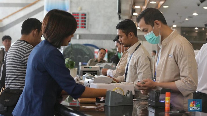 Petugas penukaran uang lama melayani nasabah di kantor Pusat Bank Indonesia, Jakarta, Kamis, (27/12/2018). Bank Indonesia (BI) memberikan waktu kepada masyarakat untuk menukarkan empat pecahan uang kertas tahun emisi 1998 dan 1999 hingga 30 Desember 2018. (CNBC Indonesia/Andrean Kristianto) Petugas penukaran uang lama melayani nasabah di kantor Pusat Bank Indonesia, Jakarta, Kamis, (27/12/2018). Bank Indonesia (BI) memberikan waktu kepada masyarakat untuk menukarkan empat pecahan uang kertas tahun emisi 1998 dan 1999 hingga 30 Desember 2018. (CNBC Indonesia/Andrean Kristianto)