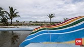 Wahana permainan air yang terletak tak jauh dari pantai ini terdampak gelombang tsunami pekan lalu. Pemilik menutup wahana ini demi menjaga keselamatan dan akan dibuka kembali jika kondisi mulai normal. (CNNIndonesia/Safir Makki)