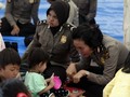 Tangis Pengungsi Dengar Nyanyian Bocah Korban Tsunami Lampung