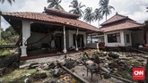 Vila yang rusak akibat terjangan gelombang tsunami 22 Desember di kawasan Cinangka, Kabupaten Serang, Banten. Puluhan penginapan baik hotel maupun resort rusak dan beberapa ditinggalkan pemiliknya begitu saja. (CNNIndonesia/Safir Makki)