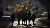 Pedagabulang balon di Afganistan berjalan melewati Kementerian Pekerjaan Umum sehari setelah serangan mematikan di Kabul yang menewaskan 43 orang, atau salah satu serangan paling mematikan di ibu kota Afganistan itu tahun ini. (WAKIL KOHSAR / AFP)