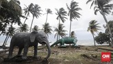 Patung gajah dan dinosaurus masih berdiri meskipun gelombang tsunami menghantam kawasan pantai umum di Karang Bolong, Anyer, Banten. Sebelum bencana gelombang tsunami, kawasan ini merupakan spot pelancong lokal berwisata dan selalu ramai saat musim libur. (CNNIndonesia/Safir Makki)
