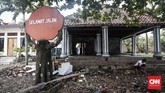 Petugas dan relawan masih mencari korban gelombang tsunami. Per 28 Desember 2018 tercatat 426 orang meninggal serta ribuan orang mengungsi. (CNNIndonesia/Safir Makki)