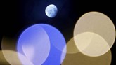 Bulan purnama terlihat di belakang lampu natal di Skopje, Macedonia. (REUTERS/Ognen Teofilovski)