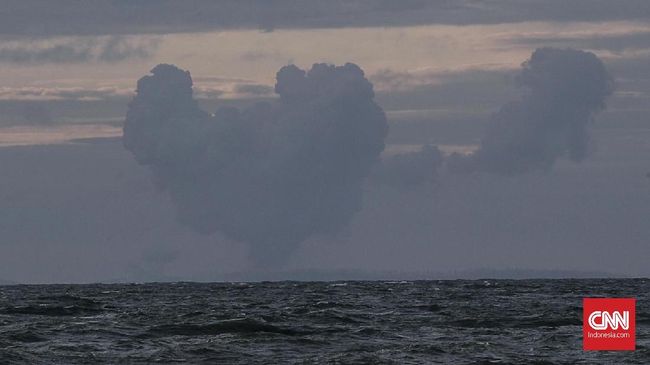 Anak Krakatau Alami 15 Letusan di Atas 200 Meter Hari Ini