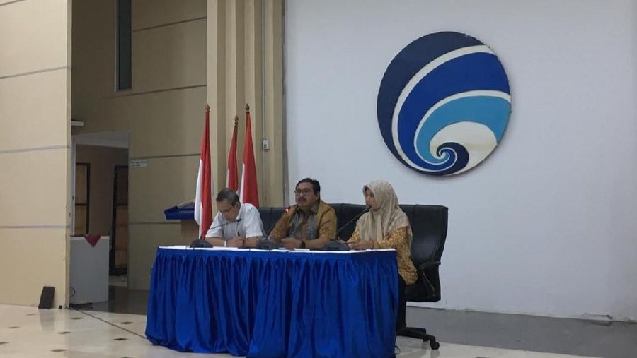 Pemerintah juga belum berencana untuk melakukan lelang frekuensi yang sudah dicabut izinnya tersebut.