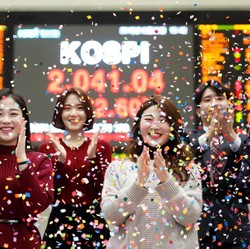 Bursa Asia Kompak Menguat Usai Trump Bebaskan Tarif Elektronik