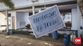 Bekas penanda rombongan pelancong masih tergantung di sebuah gazebo resort di kawasan Anyer, Kabupaten Serang, Banten, 27 Desember 2018. Meski tingkat hunian menurun drastis, pemilik dan pengelola hotel berharap segera pulih kembali. (CNNIndonesia/Safir Makki)