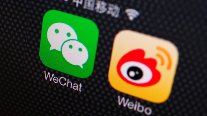 Ilustrasi Logo aplikasi WeChat dan Weibo di Layar Smartphone. (Reuters/Petar Kujundzic)/File Photo FILE PHOTO: Icons of WeChat and Weibo apps are seen on a smartphone in this picture illustration taken December 5, 2013. REUTERS/Petar Kujundzic/Illustration/File Photo