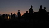 Pada dini hari, para pengungsi yang merupakan bagian rombongan pengungsi yang meninggalkan Amerika Tengah menuju Amerika Serikat, berjalan menuju Mapastepec dari Huixtia, Meksiko. (REUTERS/Adrees Latif)