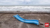 Gelombang laut yang tinggi dan aktifitas Gunung Anak Krakatau membuat kecemasan bagi masyarakat sekitar. Puing-puing bekas terjangan tsunami dibiarkan saja oleh pemilik hotel. (CNNIndonesia/Safir Makki)