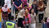 Salah seorang warga yang dievakuasi dari pulau di sekitar Gunung Anak Krakatau menangis setiba di Pelabuhan Bakauheni Lampung Selatan, Lampung, Rabu (26/12). (ANTARA FOTO/Ardiansyah)