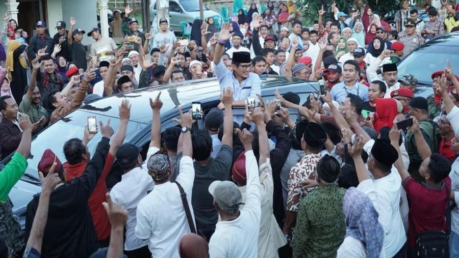 Meski di kandang Jokowi, Sandi tidak ragu untuk blusukan ke berbagai daerah.