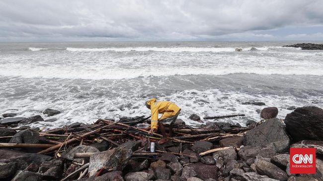 Awas Tinggi Gelombang Laut Selatan Jateng Diy Capai 6 Meter