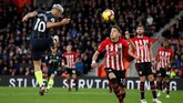 Manchester City menutup babak pertama dengan keunggulan 3-1 setelah Sergio Aguero mencetak gol sundulan menyambut umpan lambung Oleksandr Zinchenko. (Reuters/John Sibley)