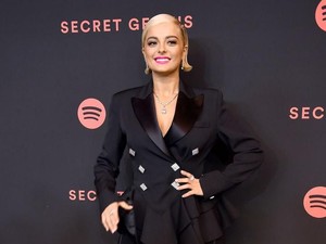 Bebe Rexha Geram, Usir Penonton yang Lempar Barang ke Panggung
