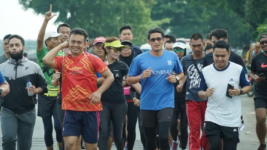 Sebagaimana biasa, Sandi memulai hari dengan berlari bersama.
