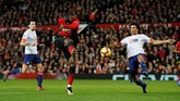 Romelu Lukaku membuktikan ketajamannya saat baru dua menit di lapangan. Lukaku mencetak gol keempat Manchester United pada menit ke-72 setelah meneruskan umpan Paul Pogba. (REUTERS/Phil Noble)