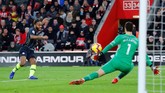 Manchester City kembali unggul pada menit ke-45 setelah tendangan Raheem Sterling dari sisi kanan pertahanan Southampton membuat James Ward-Prowse melakukan gol bunuh diri. (REUTERS/Eddie Keogh)