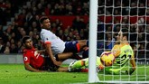 Marcus Rashford kemudian mencetak gol ketiga Manchester United pada menit ke-45 setelah menerima umpan Anthony Martial. (Reuters/Jason Cairnduff)