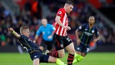Sebuah blunder dari Oleksandr Zinchenko pada menit ke-37 membuat Southampton kemudian menyamakan kedudukan lewat gol Pierre-Emile Hojbjerg. (REUTERS/Eddie Keogh)