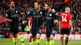 Gelandang Manchester City David Silva merayakan gol ke gawang Southampton bersama Bernardo Silva dan Riyad Mahrez. (Reuters/John Sibley)