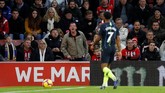 Raheem Sterling mendapat cemoohan dari suporter Southampton di Stadion St. Mary's. Skor 3-1 untuk Manchester City tidak berubah hingga akhir laga. (Reuters/John Sibley)