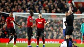 Kemenangan Manchester United tercoreng oleh kartu merah langsung yang didapat Eric Bailly pada menit ke-79 setelah melakukan tekel dua kaki terhadap Ryan Fraser. (REUTERS/Phil Noble)