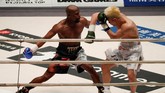 Tenshin sempat melayangkan beberapa pukulan namun tidak mampu menembus pertahanan Mayweather yang sangat menguasai teknik bertinju. (REUTERS/Issei Kato)