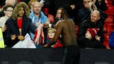 Paul Pogba memberikan kostum kepada suporter Manchester United usai kemenangan atas Bournemouth. (Reuters/Jason Cairnduff)