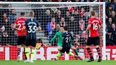 Manchester City mencetak gol pertama saat laga di Stadion St. Mary's berjalan sepuluh menit melalui David Silva yang meneruskan umpan tarik Bernardo Silva. (REUTERS/Eddie Keogh)