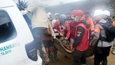 Pencarian puluhan korban hilang yang diduga tertimbun longsor terus dilakukan. Warga berharap keluarga mereka yang semula dilaporkan hilang bisa ditemukan dengan selamat. (ANTARA FOTO/M Agung Rajasa)