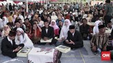 Sedangkan pasangan termuda di acara pernikahan massal kali ini yaitu Jimmy dan Rizka yang keduanya berusia 19 tahun. (CNN Indonesia/Andry Novelino)