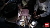 Dalam nikah massal tersebut, masing-masing pasangan mendapat mahar sebesar Rp500 ribu. (CNN Indonesia/Andry Novelino)
