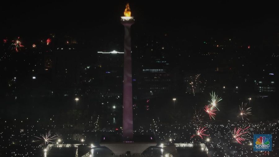 Suasana pesta kembang Api di Monas, Jakarta, Selasa (1/1//2019). (CNBC indonesia/Muhammad Sabki)