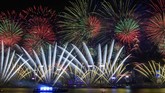 Pesta kembang api terlihat di Victoria Harbour, Hong Kong. (AFP/Anthony Wallace)