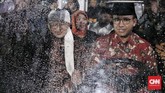 Gubernur DKI Jakarta Anies Baswedan hadir sebagai saksi dan AA Gym didaulat sebagai pemberi nasihat pernikahan dalam acara nikah massal. (CNN Indonesia/Andry Novelino)