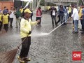 Truk Pemadam Kebakaran Dikerahkan Bersihkan Sampah Tahun Baru