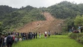 Longsor terjadi Senin (31/12) malam saat hujan deras mengguyur kawasan berbukit tersebut. ANTARA FOTO/M Agung Rajasa/nz.
