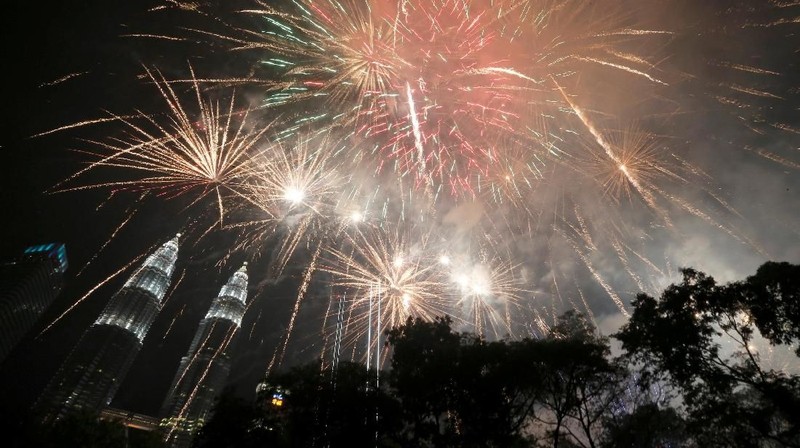 Kemeriahan pesta kembang api perayaan malam tahun baru di berbagai penjuru dunia.