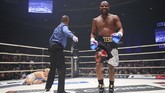 Mayweather yang unggul pengalaman di ring tinju dan lebih berat 10 pounds atau lebih dari 4,5 kilogram memastikan diri tak terkalahkan setelah menyelesaikan duel dengan TKO hanya dalam waktu dua menit 20 detik. (2015 Rizin FF/Handout via REUTERS)
