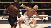 Pertarungan menyisakan 50 detik, pukulan Mayweather membuat Tenshin terhuyung-huyung sebelum akhirnya terjatuh dan laga berakhir karena kubu Tenshin melempar handuk. (Photo by Toshifumi KITAMURA / AFP)