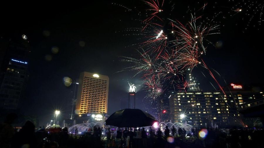 Kemeriahan pesta kembang api perayaan malam tahun baru di berbagai penjuru dunia.